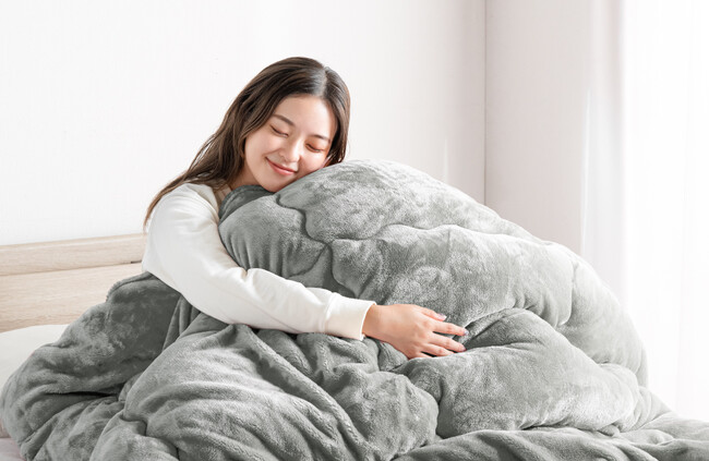 こたつのような心地よさを掛け布団で実現！人気のとろりん生地シリーズに“発熱掛け布団”が新登場！