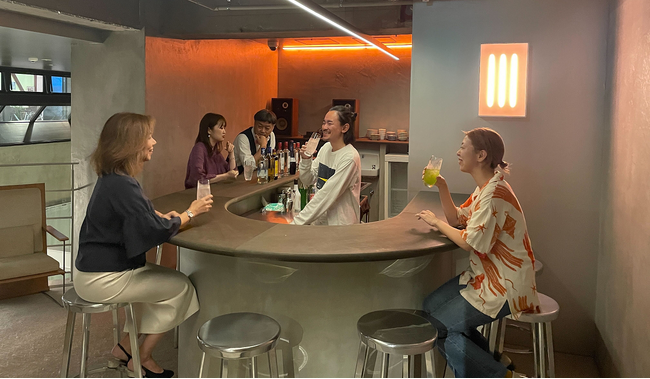 コクヨ初の集合住宅「THE CAMPUS FLATS TOGOSHI」に、プロトタイプと出会えるスナック「FLATS SNACK」をオープン