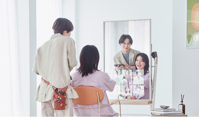 サロンのお客様とスタイリストのコミュニケーションをサポートする、次世代型スマートデバイスミラー「ECILA（エシラ）」2023年10月2日発売。