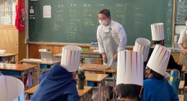 地元レストランのシェフや生産者が松本市の小学校で「味覚の授業」®を開催。「SDGsと食育」をテーマに、味わうことの大切さを未来を担う子どもたちに伝える。 地元レストランのシェフや生産者が松本市の小学校で「味覚の授業」®を開催。「SDGsと食育」をテーマに、味わうことの大切さを未来を担う子どもたちに伝える。