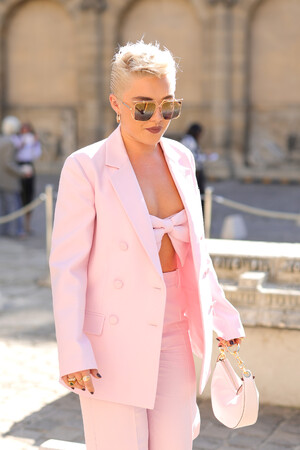 セレブリティーに愛されるヴァレンティノ ガラヴァーニ 'Vロゴ ムーン' バッグ