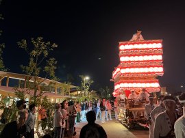 久世だんじり祭りの様子＝2022年10月1日撮影（写真左の建物が「matoi」）