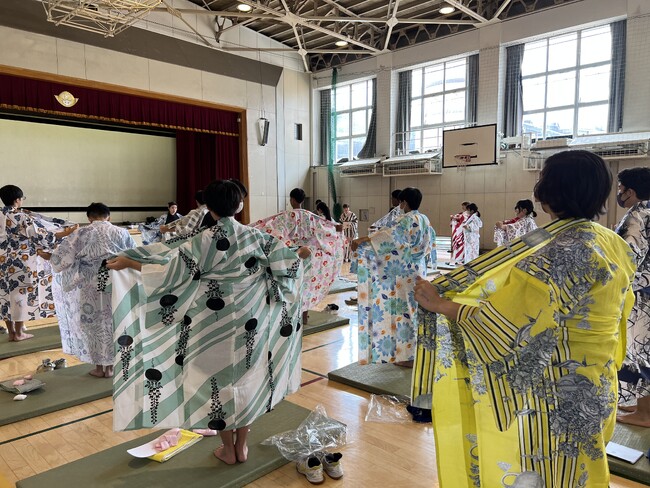 ＜株式会社やまと＞グローバル人材を目指して日本文化を学ぶ「ゆかた着付け授業」原宿外苑中学校で開催