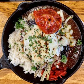 スキレットで提供される「牛すじカレー」 スキレットで提供される「牛すじカレー」