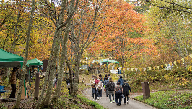 群馬県・鹿沢園地内の紅葉が10月中旬ごろから見頃　紅葉シーズンに合わせ、「嬬恋ほくほくマルシェ」10月15日に開催　～休暇村嬬恋鹿沢では「秋の鹿沢の森ウォーク」を実施します～