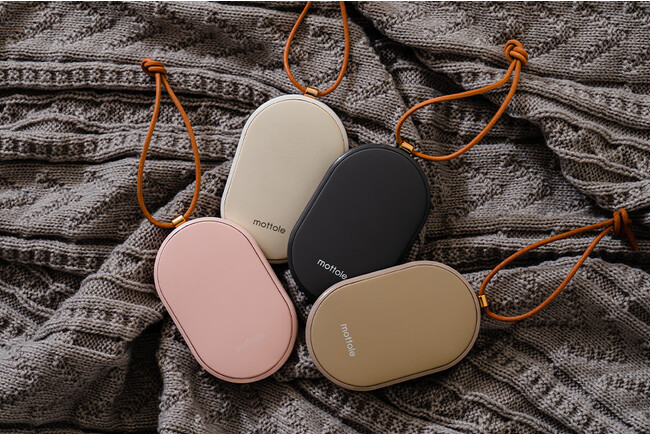 累計売上5万台超、2019年からのロングセラー商品「充電式カイロ モバイルバッテリー機能付」に、2023年は新色のピンクが追加。全4色展開でmottole（モットル）より発売。