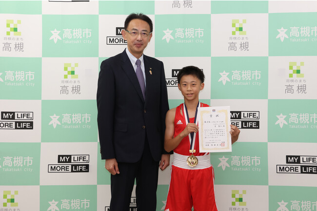 芝生小6年の李尊人さんがボクシング王座決定戦優勝を高槻市長に報告