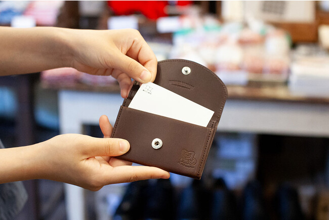 名書店「恵文社」と鞄ブランドの特別なコラボレーション。使い込むほど愛着のわくスペシャルな革小物。