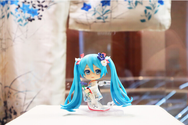 G20サミット関連企画の展覧会にて『初音ミク』のねんどろいどが 重要文化財のきもの『冬木小袖』（複製）と一緒に展示されました！