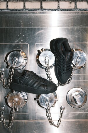 新しい時代のために新たなadidas Originalsのアイコニックスニーカーをファットにアレンジしたatmos別注モデル「SUPERSTAR XLG atmos」が登場。