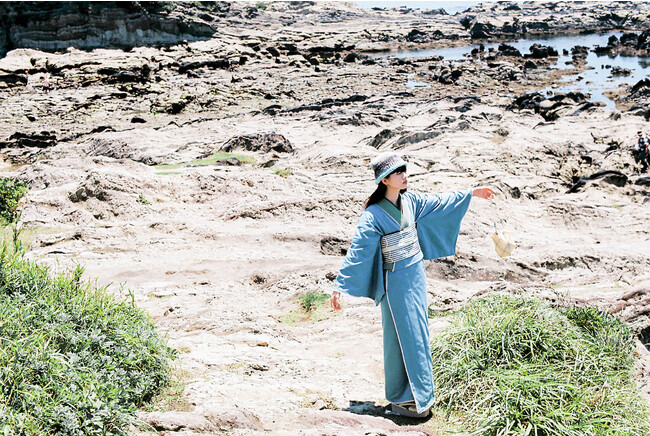 ＜KIMONO by NADESHIKO＞割烹着を連想させるワンピースや、リバーシブル生地のきものなど新作発表