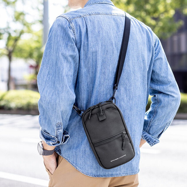 必要なものがしっかり入って身軽に出かけられるショルダーポーチを発売