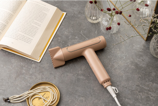 フェスティノの人気アイテム［ツヤモイスト ドライヤー］に数量限定カラー「シャイニーブラウン」が登場