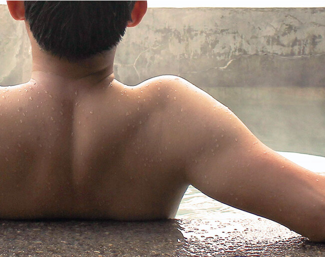 40代男性で入浴剤を毎回使用するのは19%。使わない日の理由は掃除、コスパ等家事家計への負担など。一方で水風呂で使える・プールで子どもが楽しめるなど一工夫あるものを求める声も。入浴剤使用の実態調査報告