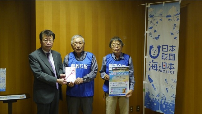 「海と日本プロジェクト」と地元流通の環境保護キャンペーン「みんなで守ろう！ふるさとやまぐちの海」寄付金贈呈を行ないました