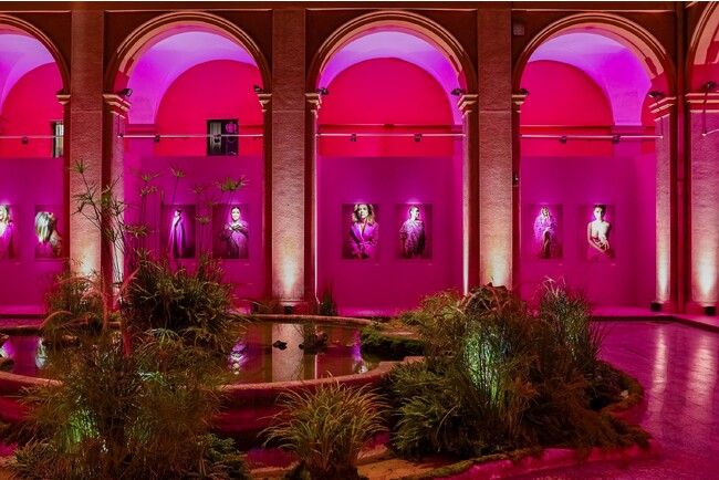 メゾン ヴァレンティノ、乳がんに対する意識を高めるポートレート写真展を開催