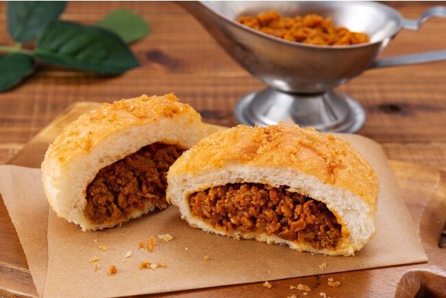 広島国際大学の学生とコラボ、昨年に続き「健康」をテーマにパンの共同開発！地産食材・大豆ミート使用『広島県産米粉のキーマカレーパン』