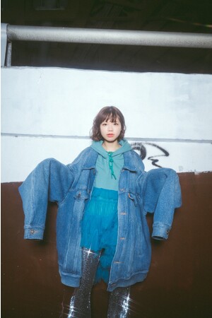 asmiの新曲「開青」のリリースが10月23日(月)に決定！新たなアーティスト写真も公開！