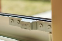 窓を開けて換気しながら施錠可能！廃プラから造った防犯二重ロック「LEGLOCK」の一般発売開始