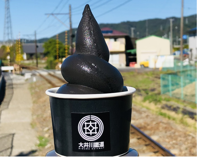 ソフトクリームを5000本以上食べ歩いてきた “プロソフトクリーマー 森川” プロデュース！【紅葉の名所】で食べられる真っ黒すぎるSLソフトとは……／ ソフトクリームガイド本を発売！