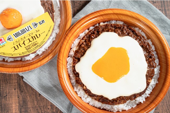 東京のキーマカレーの名店「MOKUBAZA」監修「とろとろチーズソースのスパイスカレー」10月24日（火）発売！～スパイスとまろやかなチーズソースがとけあう美味しさ～