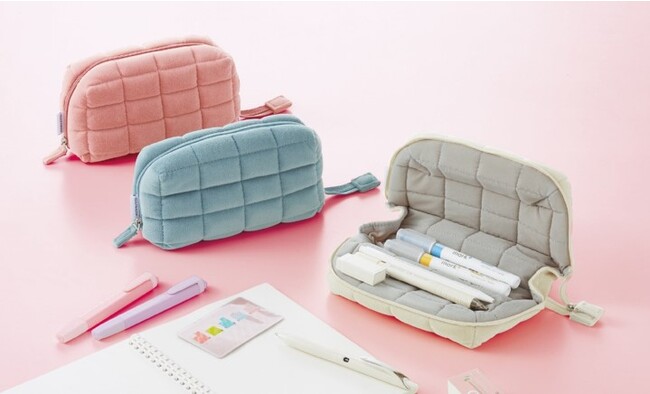 モコモコ・ふわふわのデザインと取り出しやすい機能性を兼ね備えた「ペンケース＜モココ＞」を発売