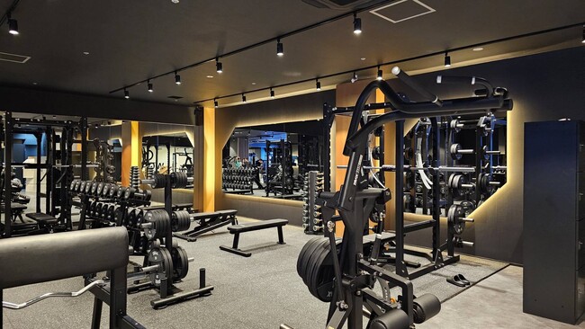 24時間営業・年中無休マシン特化型フィットネスジム『ワールドプラスジム プレミアム夙川店』が2023年10月25日(水)11時、兵庫県西宮市にオープン