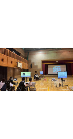 OKI、全国の特別支援学校21校を結んだ「合同遠隔社会見学」を支援