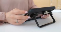 J21、業務用iPadスタンド製品ラインナップ拡充 - コンピュロックス社製「iPadセキュアキックスタンド」の販売を開始