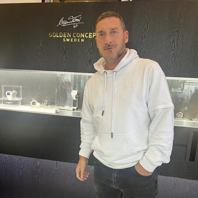 ゴールデンコンセプト 表参道店で、トッティモデルを購入された方、先着5名様にトッティ直筆サイン入りBOXをプレゼント。