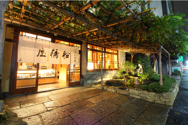 風味豊かな柚子をたっぷり使用した「柚子白玉あんみつ」を販売いたします。