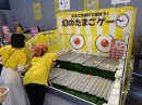 おもちゃの卵を10こ壁に投げ当てて落ちたところの点数で景品ゲット! おもちゃの卵を10こ壁に投げ当てて落ちたところの点数で景品ゲット!