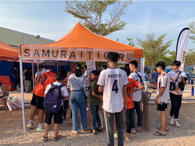 日本の大学生がカンボジアでビジネス体験を通じて社会貢献 | アンコールタイガーFC × サムライカレープロジェクト