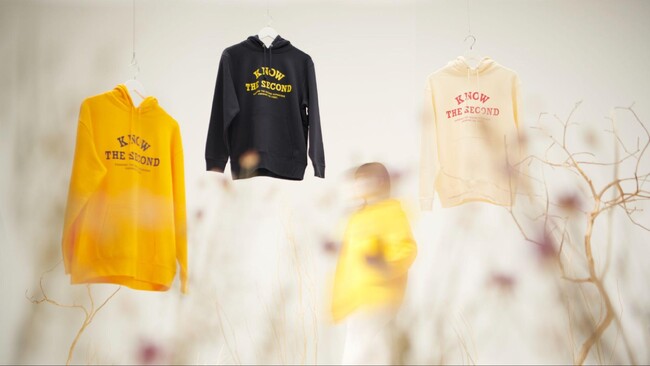 テーマは「『知』を着こなす」。東大クイズ王・伊沢拓司が企画したアパレル3点が通販サイト「QurioStore」に新登場