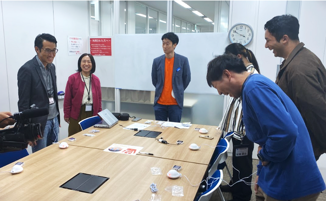 ”おりものの不快感”と“生理痛”を疑似体験する「女性の大変さ体験会」を開催