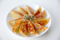 伊豆大島の特産「明日葉」の魅力を伝えたい！東京都立大島高等学校の生徒とみまつ食品が共同開発した「伊豆大島の明日葉を使った餃子」を11月1日限定販売