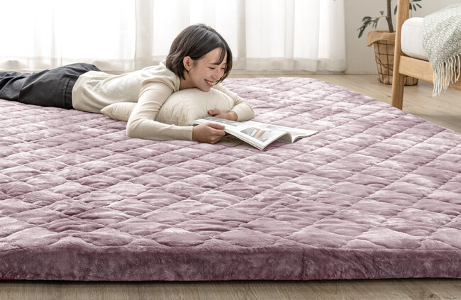 「ベッドの上で暮らしたい…」が叶う！？やみつき注意の極厚カバーリングラグに新色が登場！