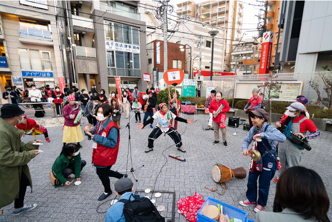 【東京都足立区】11月12日（日）“千住ほんちょう商店街”で、総勢51組・約350名のパフォーマーが思い思いの表現を繰り広げる「千住・人情芸術祭 1DAYパフォーマンス表現街」を開催