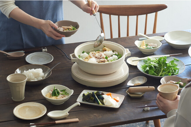 “手彫りの十草模様”が料理を引き立て、食卓がもっと楽しくあったかに！シンプルだけど、使う人への気遣いが満載の機能性　KEYUCAで毎年人気の「スタイル土鍋」から新作が登場！