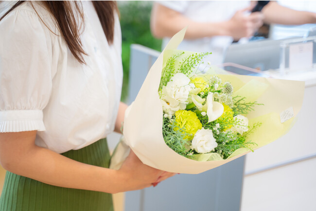 【花がつなぐ雇用を実現】障がい当事者の社員が自らの手で育て、アレンジした花を社内外へ贈ります。