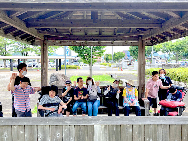 株式会社リーピーは、地域の福祉施設を訪問。Webサイト制作事業の売上の寄付をし、交流を通じて福祉の現場を学ぶ。