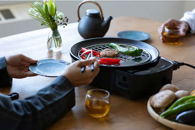 シロカ、食卓を囲む時間を楽しむ卓上調理家電「おうちいろり」を発売。会話が弾むおいしさで日々の食事に特別感を
