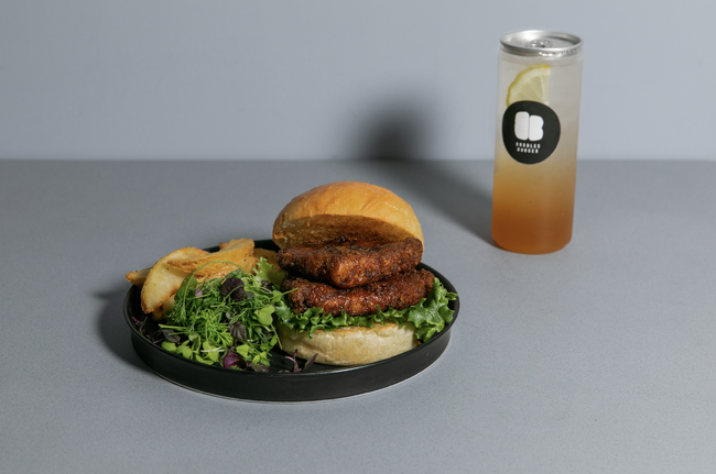 【BUBBLES BURGER】福井県の魅力度UPを目的としたご当地バーガー第4弾は、ふくいポークを使用した「ソースカツバーガー」。2023年11月1日(水)よりスタート！