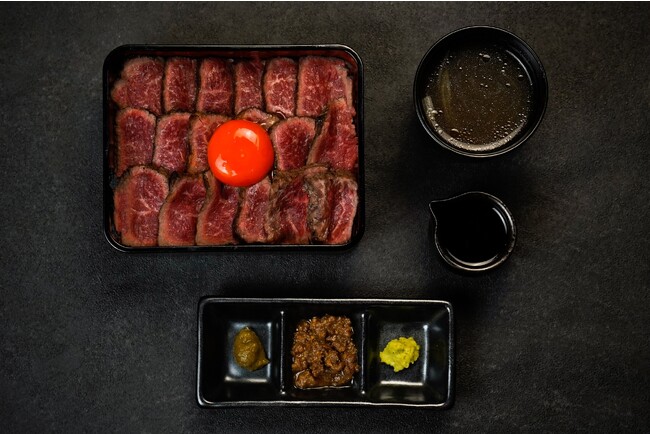 難波の焼肉店「生ホルモン処 京洛にくぷく」にて、炭火焼き肉重など贅沢ランチをスタート！