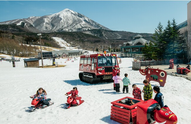 【星野リゾート　磐梯山温泉ホテル】べこジェニックな空間で雪遊びを楽しめる「でっこら赤べこ雪広場」がオープン｜期間：2023年12月23日～2024年4月7日