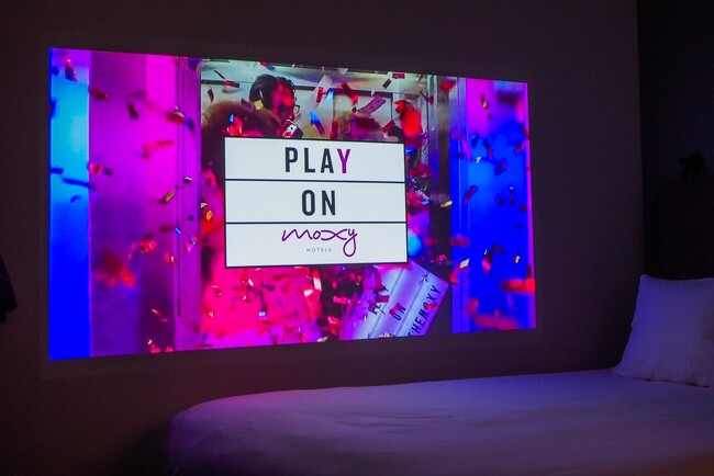 【モクシー大阪本町】プロジェクター完備の「シアタールームプラン」の販売スタート！