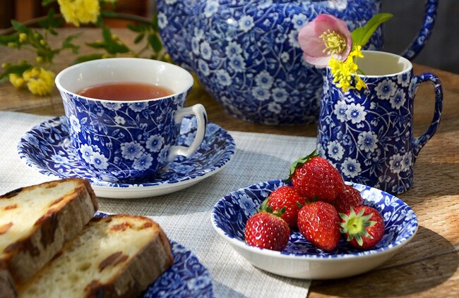 「ブリティッシュ ティータイム フェア」サンタの帽子をかぶったウィンスタンレイキャットやクリスマスオーナメントも登場