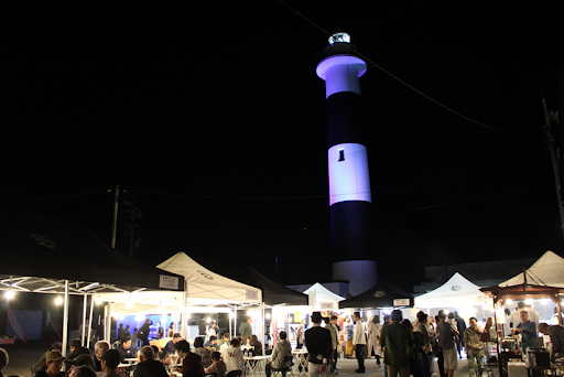 灯台の麓が白黒でデザイン！まちなか灯台での夜市で特別な時間を！生地鼻灯台 第2回「灯台ナイトマーケット」を開催しました！