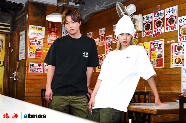 渋谷のソウルフードとして長年愛される老舗中華店「兆楽」と「atmos」によるコラボTシャツが登場。