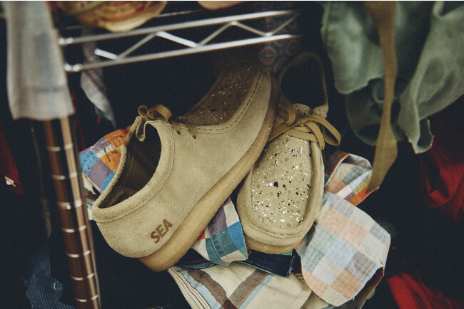 「Clarks Originals」のWALLABEEに「WIND AND SEA」、「atmos」のエッセンスを加えたスペシャルエディションなシューズが登場。
